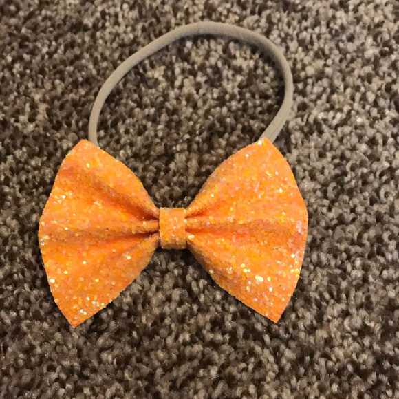 Little girl bows on nude nylon - Picture 3 of 4